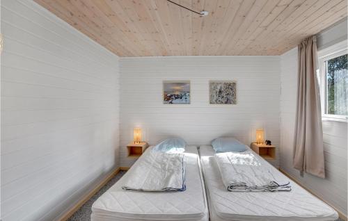 - 2 lits dans une petite chambre avec 2 lampes dans l'établissement Awesome Home In Blvand With 3 Bedrooms And Wifi, à Blåvand