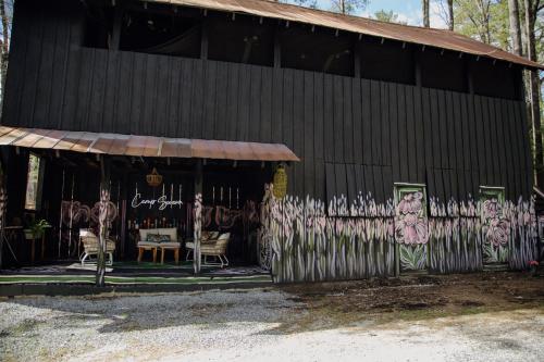 un edificio con graffiti a un lado en Camp Swann, en Tracy City