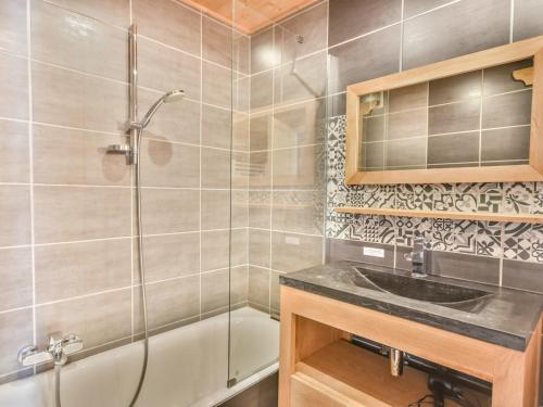 une salle de bain avec une douche, un lavabo et une baignoire dans l'établissement T2 + Coin Nuit, Balcon, Proche Pistes et Centre, Idéal 6 Pers - FR-1-685-43, aux Gets