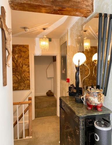a room with a table with a lamp on it at Lala Mundi in Brading