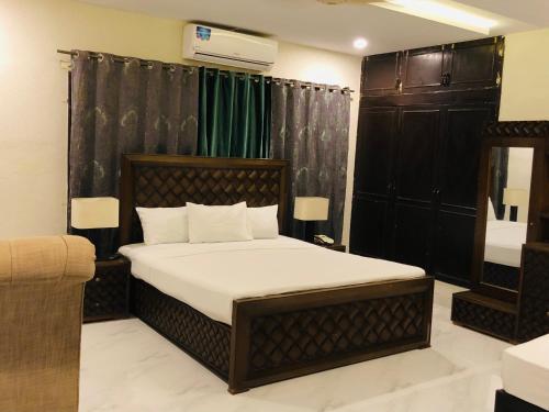 伊斯蘭堡的住宿－思达旅館，卧室配有一张床