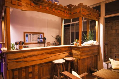 eine Bar in einem Restaurant mit Hockern in der Unterkunft Golhaaviewinn in Thulusdhoo