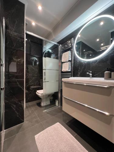 une salle de bain avec une baignoire, un lavabo et des toilettes dans l'établissement Cosy 2 bedrooms apartment Croisette, à Cannes