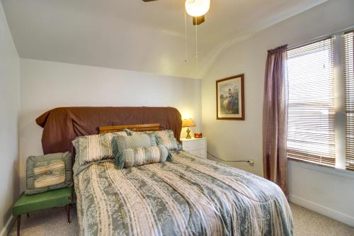 Un pat sau paturi într-o cameră la Rural Minnesota Apartment with Fire Pit