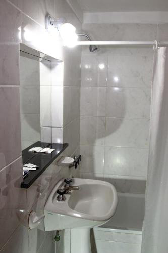 Bilik mandi di Hotel Neptuno