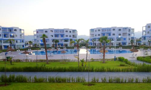 uitzicht op de appartementsgebouwen van het resort bij InHome Apartment in Cabo Negro