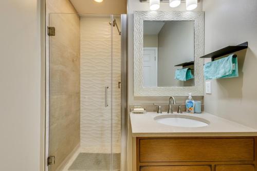 een badkamer met een wastafel en een douche bij Wilmington Vacation Rental Less Than 2 Mi to Downtown! in Wilmington