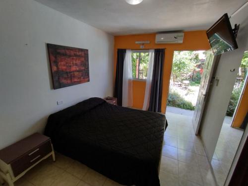 - une chambre avec un lit dans une pièce dotée d'une fenêtre dans l'établissement Amukan Guest House, à San Rafael