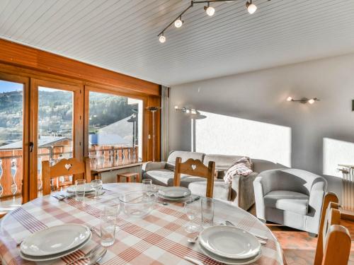 une salle à manger avec une table et des chaises dans l'établissement Charmant T2 aux Gets - Proche Pistes et Centre - 4 pers - FR-1-685-61, aux Gets