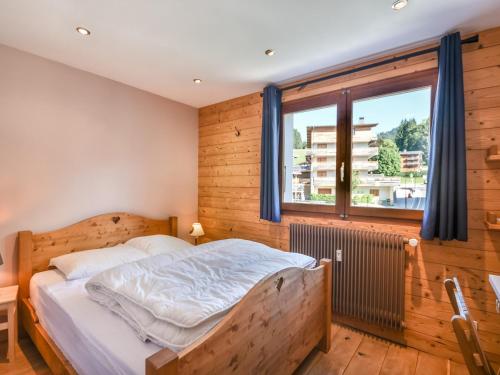 Schlafzimmer mit einem Bett und einem Fenster in der Unterkunft Appartement Les Gets, 3 pièces, 6 personnes - FR-1-685-60 in Les Gets