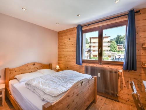 une chambre avec un lit et une fenêtre dans l'établissement Appartement Magnifique aux Gets - T3 Rénové pour 6 Pers, Proche Centre et Pistes - FR-1-685-60, aux Gets