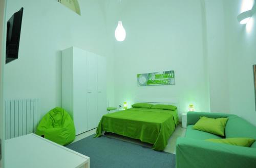 ガリポリにあるMaisonette B&Bのベッドルーム(緑のベッド1台、ソファ付)