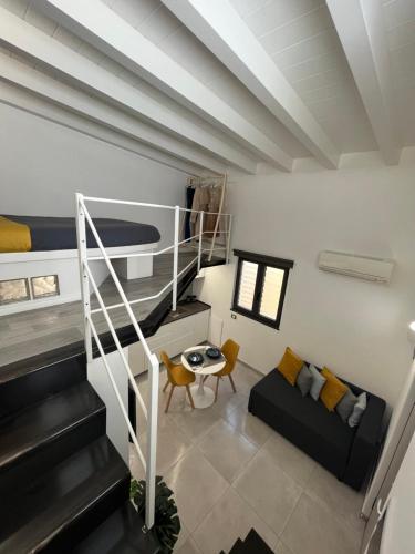 sala de estar con litera y escalera en La Mignon en Ischia