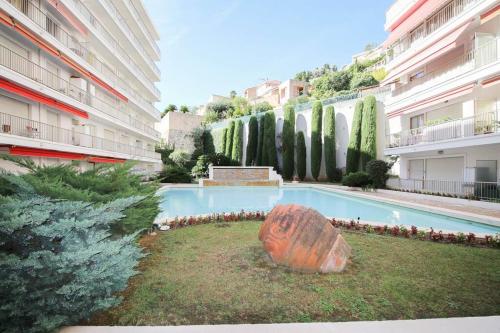- une grande piscine dans un bâtiment avec une fontaine dans l'établissement Studio bord de mer 2, à Menton