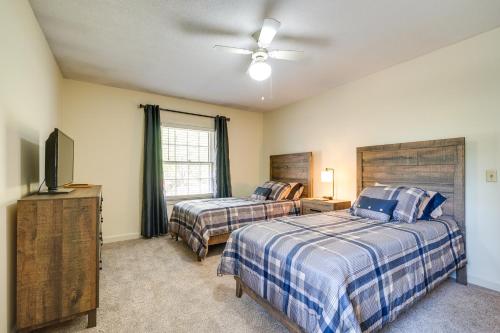 威爾明頓的住宿－Wilmington Rental about 4 Mi to Wrightsville Beach!，一间卧室配有两张床和电视。