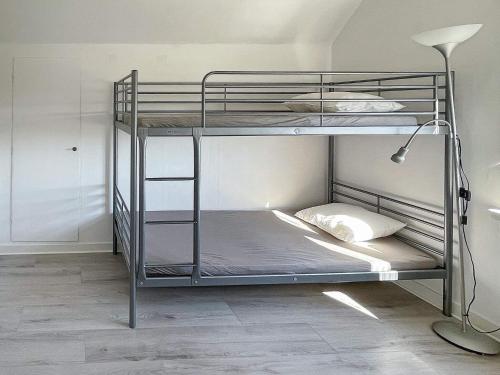 Tempat tidur susun dalam kamar di Holiday home SÖLVESBORG XVI