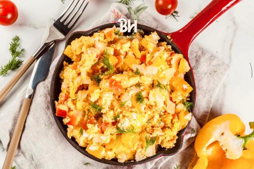 a skillet filled with vegetable and pineapple fried rice at Bunde Haus Hotel EXPRESS BOUTIQUE in Ibagué