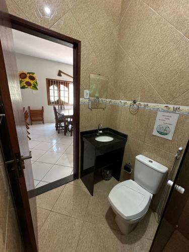 ein Badezimmer mit Toilette und Waschbecken in der Unterkunft casa das bromelias prainha in Paraty
