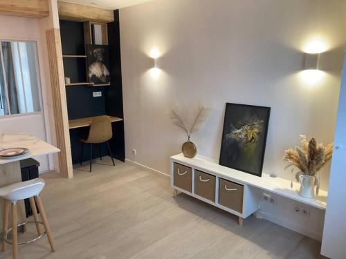 salon z telewizorem na ścianie w obiekcie Appartement centre ville Quimper avec terrasse w mieście Quimper