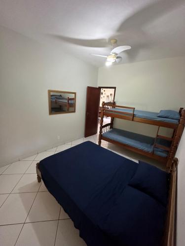 1 Schlafzimmer mit 2 Etagenbetten und einer Decke in der Unterkunft casa das bromelias prainha in Paraty