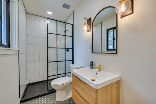 ein Badezimmer mit einem Waschbecken, einem WC und einem Spiegel in der Unterkunft Flagstaff Vacation Rental Near Hiking and Fishing! in Flagstaff