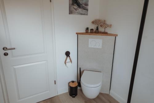 a bathroom with a white toilet in a room at Deine MEERZeit in Büsum