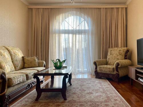- un salon avec un canapé et une table basse dans l'établissement Classy apartment in good neighbourhood, à Riga