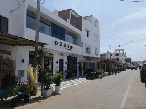a street with a duds store on the side of a building at J&B Aparment 2 Punta Hermosa in Punta Hermosa