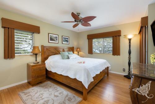 a bedroom with a bed and a ceiling fan at Hale Hāhālua - Hale Hahalua - Serenity and Ocean Views in Kona now with AC in Kailua-Kona