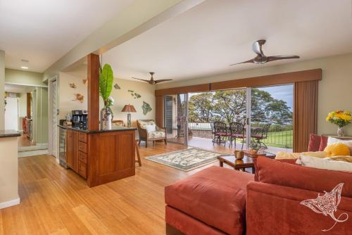 ein Wohnzimmer mit einem Sofa und einem Tisch in der Unterkunft Hale Hāhālua - Hale Hahalua - Serenity and Ocean Views in Kona now with AC in Kailua-Kona
