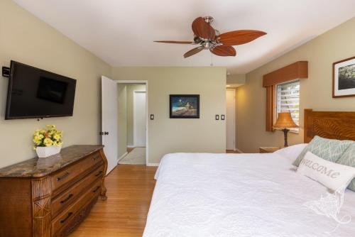 a bedroom with a bed and a ceiling fan at Hale Hahalua - Serenity and Ocean Views in Kailua-Kona at Keauhou Akahi above Keauhou Bay in Kailua-Kona