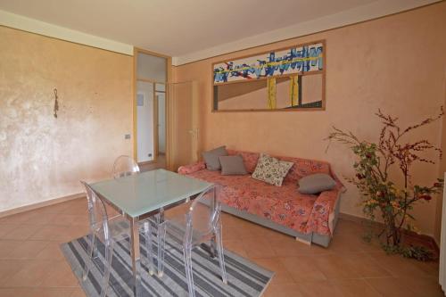 un soggiorno con divano e tavolo di Casa Vacanze AL CAPRIANO appartamento Lampone a Cantello