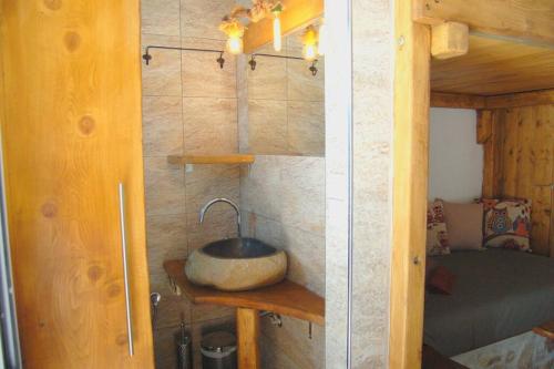 uma casa de banho com um lavatório no canto de um quarto em Άνεσις διαμέρισμα στην Πάρο em Aliki