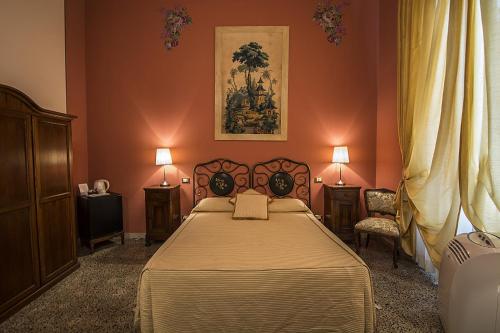 una camera con un grande letto e due lampade di Relais San Lorenzo a Lucca