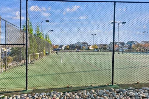 Tenis a/nebo squash v ubytování Modern Townhouse with Pool Gym & Tennis Near Beach nebo okolí