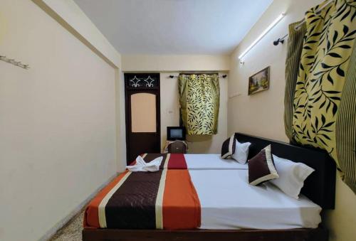 een slaapkamer met een groot bed in een kamer bij Sea View Resorts in Bogmalo