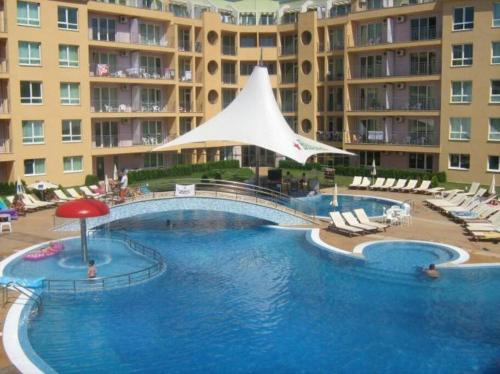 een groot zwembad voor een groot appartementencomplex bij Cute Studio Apt, Pollo Resort in Sunny Beach