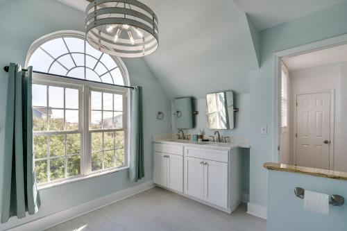 baño con lavabo y ventana en Topsail Beach Vacation Rental Idyllic Ocean Views, en Topsail Beach