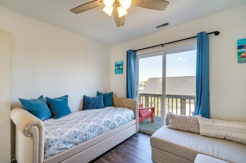 sala de estar con sofá y ventana en Topsail Beach Vacation Rental Idyllic Ocean Views, en Topsail Beach