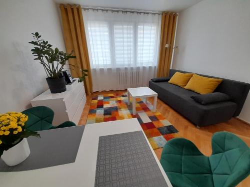een woonkamer met een bank en een tafel bij Kinga in Toruń