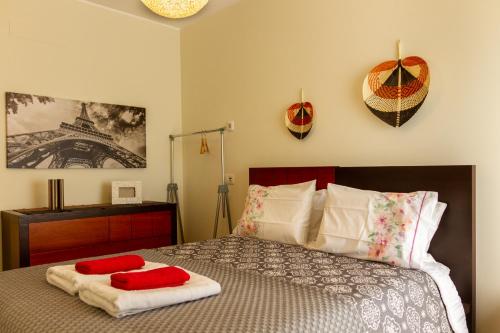 ペニシェにあるAlojamento Nuno Moçoのベッドルーム1室(赤い枕2つ付)