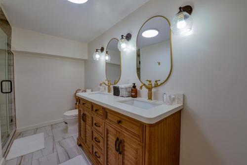 a bathroom with a sink and a mirror at Southern Jewel in Tuscaloosa