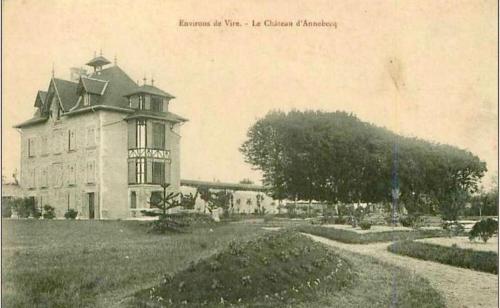 une ancienne photo d'un bâtiment dans un champ dans l'établissement Villa mon repos Annebecq, à Landelles-et-Coupigny