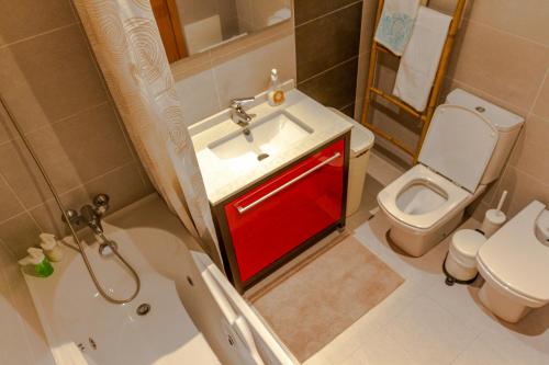 ペニシェにあるAlojamento Nuno Moçoのバスルーム(赤い洗面台、トイレ付)
