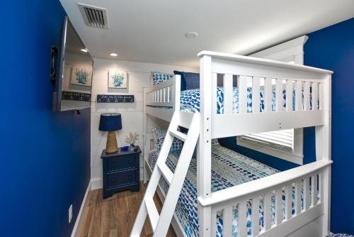 Litera blanca en habitación azul en Bimini Breeze, en Siesta Key