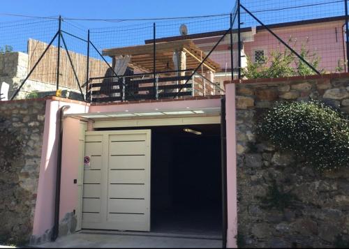 Το κτήριο όπου στεγάζεται  η παραθεριστική κατοικία