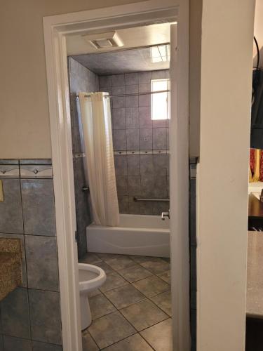 La salle de bains est pourvue de toilettes et d'une baignoire. dans l'établissement ACE Motel, à Pasadena