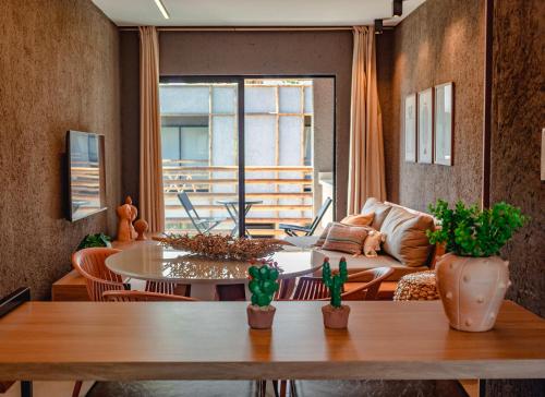 ein Wohnzimmer mit Tisch und Couch in der Unterkunft KAMBY MILAGRES l Natureza e Conforto in São Miguel dos Milagres