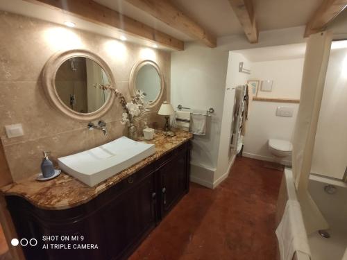La salle de bains est pourvue d'un lavabo et d'un miroir. dans l'établissement Appart'n Ville, à Aix-en-Provence
