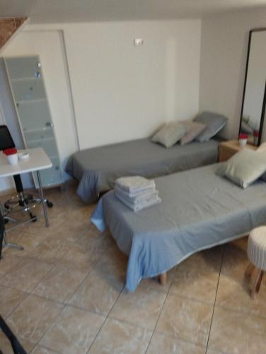 Ένα ή περισσότερα κρεβάτια σε δωμάτιο στο Cosy Studio meublé avec piscine partagée
